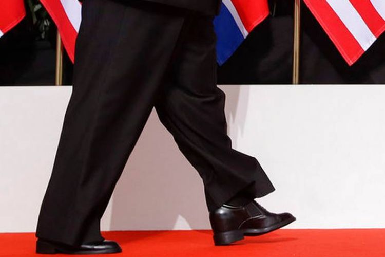 Sepatu yang dikenakan Pemimpin Korea Utara Kim Jong Un saat bertemu dengan Presiden Amerika Serikat Kim Jong Un di Singapura, Selasa (12/6/2018).
(@DIEWORKWEAR ) 
