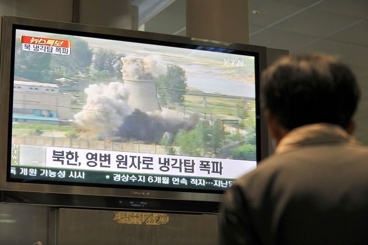 Foto tertanggal 27 Juni 2008, menunjukkan seorang warga Korea Selatan menyaksikan rekaman penghancuran salah satu bangunan di pusat penelitian nuklir Korea Utara di Yongbyon.