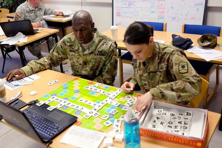 Dalam gambar, Sersan Mayor Bobby White (kiri) dan Sersan Justine Westbrook dari Brigade Hubungan Sipil 361 Amerika Serikat tengah bermain Scrabble versi Rusia di Kaiserslautern, Jerman (15/3/2017).