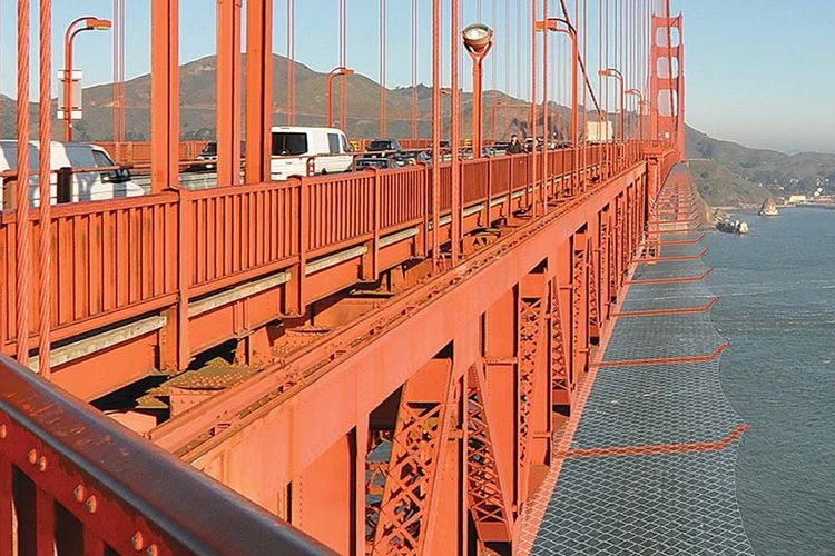 Untuk aksi bunuh diri terus terulang, otoritas setempat membangun jaring baja di sepanjang Golden Gate sebagai pencegahan.