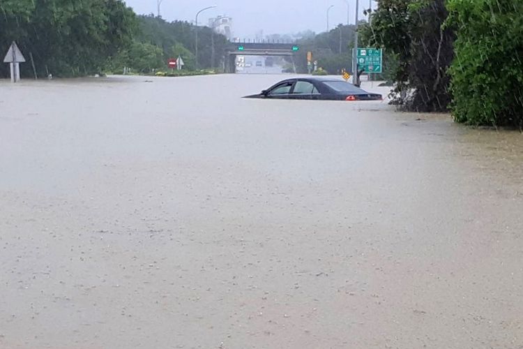 Dalam foto yang dirilis Jumat (24/8/2018), terlihat sebuah mobil terendam akibat banjir yang terjadi di Chiayi. Banjir yang diakibatkan depresi tropis mengakibatkan enam orang tewas.