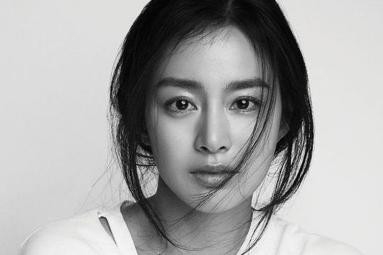 Artis drama Kim Tae Hee dalam pemotretan dengan majalah Elle.