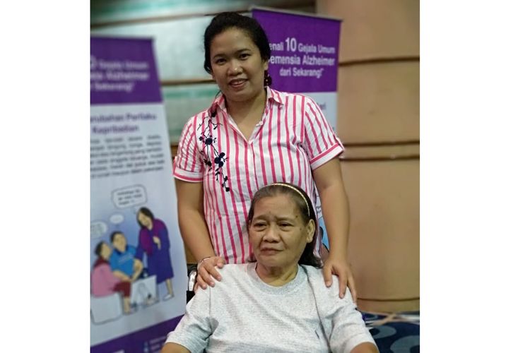 Liana Crolin Sibuea (34) bersama sang mama Marintan Siahaan, menghadiri kegiatan diskusi demensia Vaskular, Jumat (28/09/2018) di Unika Atma Jaya, Jakarta.