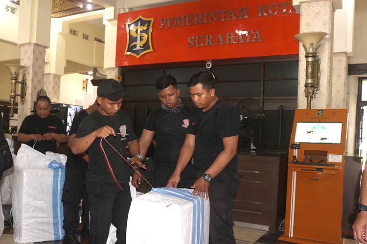 Petugas melakukan packing barang yang akan dikirim untuk bantuan korban bencana gempa dan tsunami di Donggala dan Palu, Sulawesi Tengah, Rabu (3/10/2018)