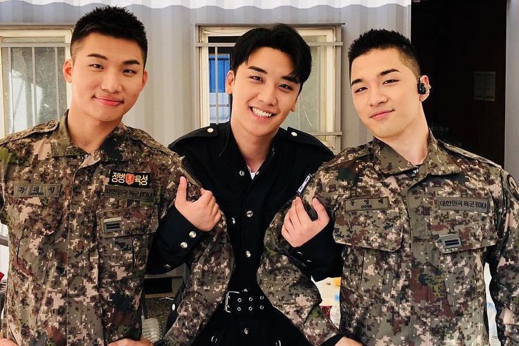 (Dari kiri) Daesung, Seungri, dan Taeyang BIGBANG berfoto bersama saat menghadiri acara 2018 Ground Forces Festival di Gyeryong, Minggu (7/10/2018).