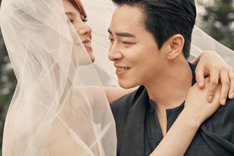 Pasangan pesohor Korea Selatan Gummy (kiri) dan Jo Jung Suk.