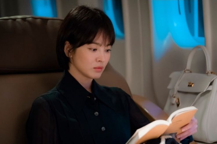 Bintang drama Korea Selatan Song Hye Kyo berperan sebagai Cha Soo Hyun dalam drama terbarunya, Encounter. Dalam drama ini ia beradu akting dengan Park Bo Gum.