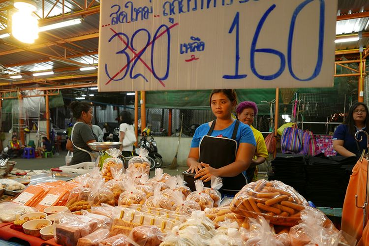Salah satu gerai makanan di Klong San Market.