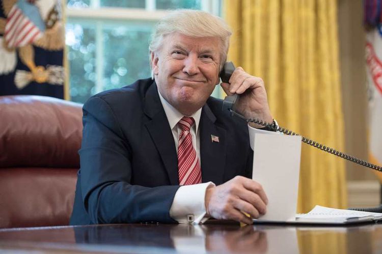 Presiden AS Donald Trump sedang menelepon.