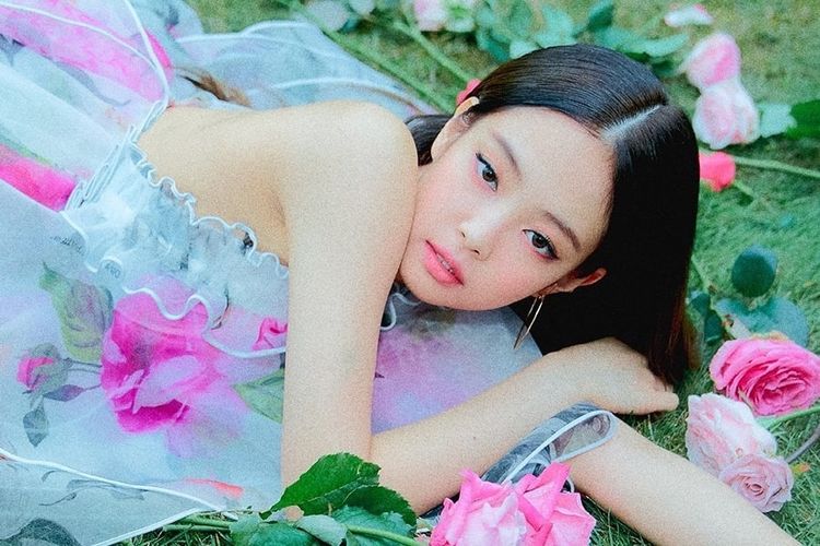 Member girl group K-pop BLACKPINK, Jennie, dalam video musik SOLO.