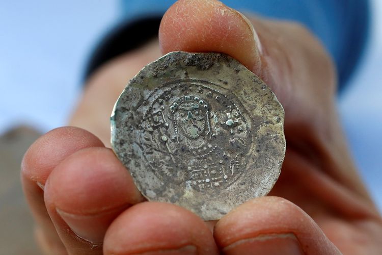 Salah satu kepingan koin emas langka dari abad ke-11 yang ditemukan dalam sebuah bejana perunggu di Caesarea, Israel utara.