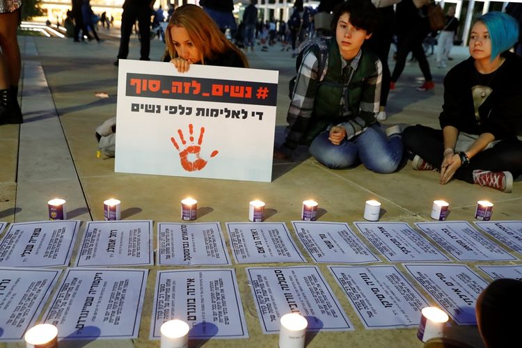 Para perempuan Israel menggelar aksi menentang kekerasan dalam rumah tangga di Tel Aviv, pada Selasa (4/12/2018).