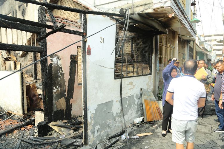 Wali Kota Surabaya, Tri Rismaharini, meninjau lokasi kebakaran di Jalan Kapasan Dalam, Kelurahan Kapasan, Kecamatan Simokerto, Surabaya, Minggu (9/12/2018).