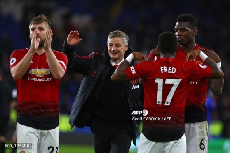 Ole Gunnar Solskjaer merayakan kemenangan bersama Paul Pogba dan Fred seusai laga Cardiff City vs Manchester United dalam lanjutan Liga Inggris, 22 Desember 2018. 