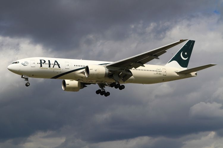 Pesawat terbang milik maskapai Pakistan International Airlines.