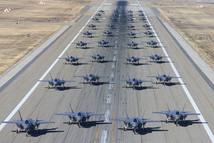Deretan jet tempur F-35A buatan AS yang terparkir di pangkalan udara Hill Air, Utah.
