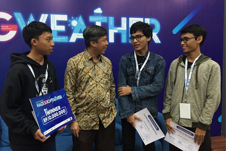 Tim Permanent Betadev, juara I kompetisi Hackathon 2019: HACKBDGWEATHER, bersama Dani Sumarsono selaku CEO CBN (kedua dari kiri)