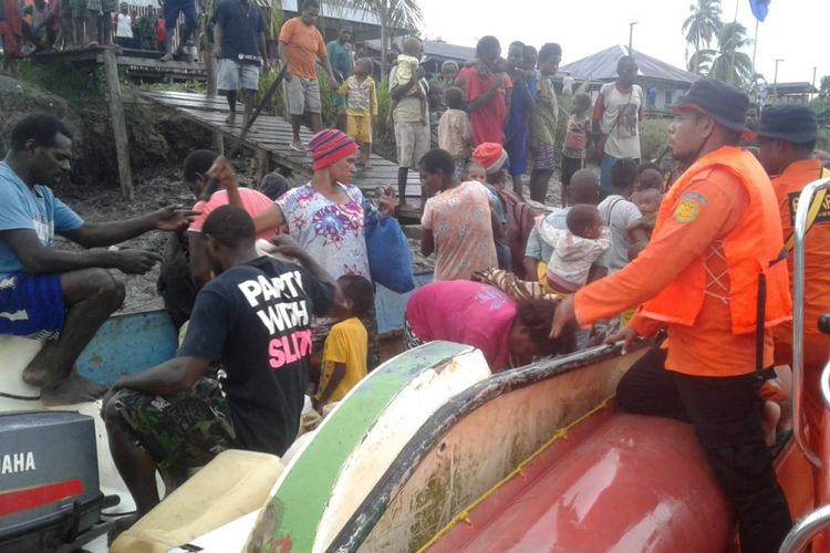 Tim SAR gabungan berhasil menuntun longboat yang hilang kontak hingga ke Distrik Fayit dalam keadaan selamat, Minggu (10/2/2019)