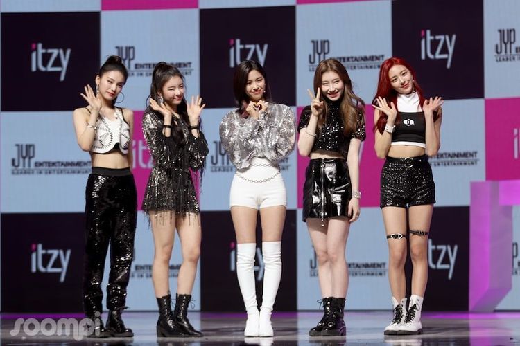 Girlband baru bentukan JYP Entertainment, ITZY, yang melakukan debut lewat showcase di Seoul, Korea Selatam, Selasa (12/2/2019).