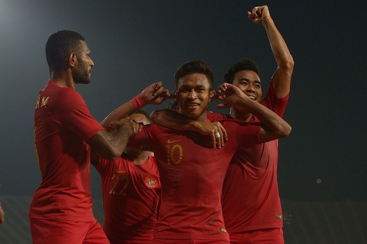 Pemain Timnas U-22 Osvaldo Ardiles Haay (tengah) beraksi bersama rekannya setelah membobol gawang Thailand dalam pertandingan Final Piala AFF U-22 di Stadion Nasional Olimpiade Phnom Penh, Kamboja, Selasa (26/2/2019). 