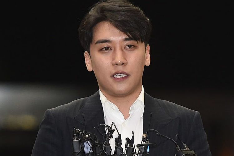 Member boyband BiGBANG, Seungri, memberi keterangan pers setelah menjalani pemeriksaan di kantor polisi Seoul, Korea Selatan, Kamis (28/2/2019).