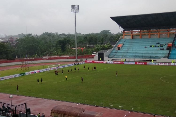 Suasana pertandingan antara PSM Makassar vs Kalteng Putra pada laga Piala Presiden yang berlangsung di Magelang, Rabu (6/3/2019).