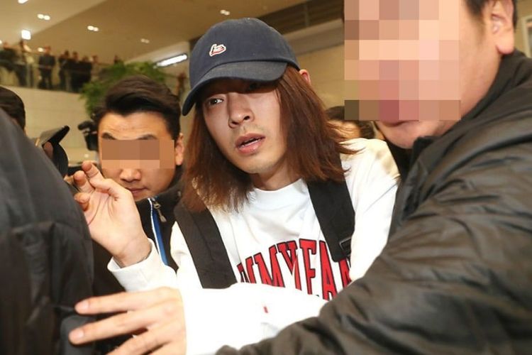 Aktor dan penyanyi Jun Joon Young tiba di bandara Korea Selatan.