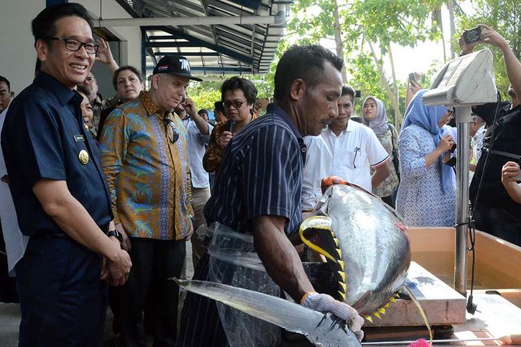 Dubes Amerika Serikat untuk Indonesia Joseph R.Donovan, didampingi Bupati Pulau Morotai Benny Laos di Pusat Perikanan Terpadu, Morotai, Senin (01/04/2019)