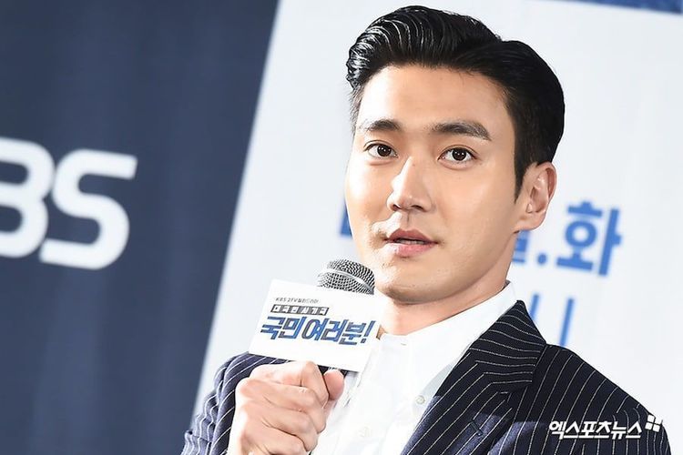 Member Super Junior Choi Siwon menghadiri konferensi pers untuk drama terbarunya, My Fellow Citizens, di Seoul, Senin (1/4/2019).