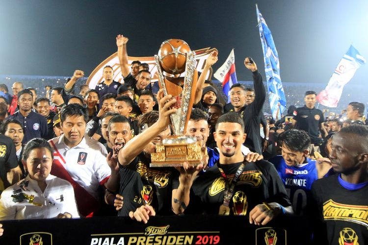 Pemain Arema FC mengangkat Piala merayakan gelar juara Piala Presiden 2019 di Stadioan Kanjuruhan Malang, Jawa Timur, Jumat (12/4/2019). Arema FC berhasil meraih gelar juara setelah mengalahkan tamunya Persebaya Surabaya dengan skor 2-0 pada filal Leg 2. ANTARA FOTO/Budi Candra Setya/pd.
