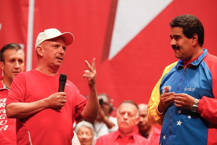 Foto yang diambil pada 2014, memperlihatkan sosok jenderal militer Venezuela Hugo Carvajal (kiri) bersama dengan Presiden Nicolas Maduro.