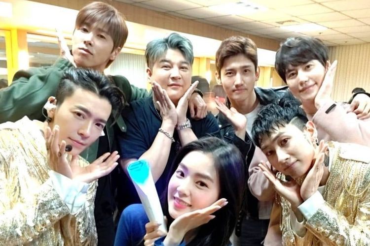 Para artis SM Entertainment berfoto di belakang panggung setelah Donghae dan Eunhyuk menggelar konser The D&E Concert di Seoul, Minggu (14/4/2019).