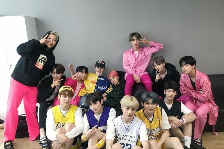 Foto bersama artis-artis Big Hit Entertainment di belakang panggung Music Core MBC, Sabtu (27/4/2019). Foto ini diunggah artis paling senior di Big Hit, Lee Hyun (bertopi dan berkaus kuning biru).