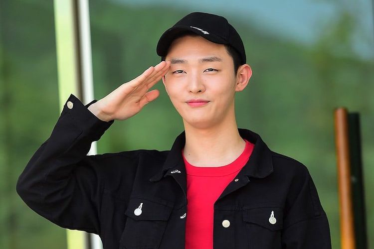 Mantan leader Wanna One Yoon Jisung memberi salam hormat kepada penggemarnya sebelum menjalani wajib militer, Selasa (14/5/2019).