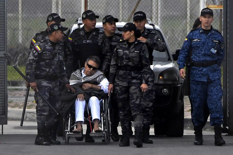 Mantan pemimpin gerilya sayap kiri Kolombia, Jesus Santrich, dikawal ketat oleh petugas saat dibebaskan dari Penjara La Picota di Bogota, Jumat (17/5/2019).