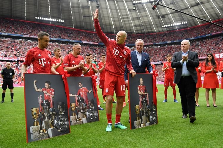 Arjen Robben (melambaikan tangan) memberi hormat kepada para penggemar Bayern Muenchen menjelang pertandingan kandang terakhirnya sebelum pertandingan Bundesliga antara FC Bayern Muenchen vs Eintracht Frankfurt di Allianz Arena pada Sabtu 18 Mei 2019 di Muenchen, Jerman.