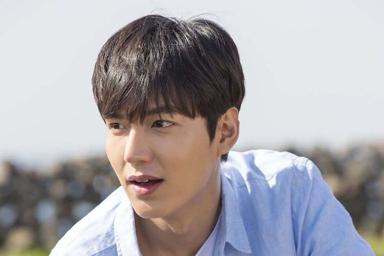 Aktor Lee Min Ho bersama penggemarnya baru saja mendonasikan 300 kilogram kimchi untuk membantu anak-anak di wilayah Jina, Korea Selatan.