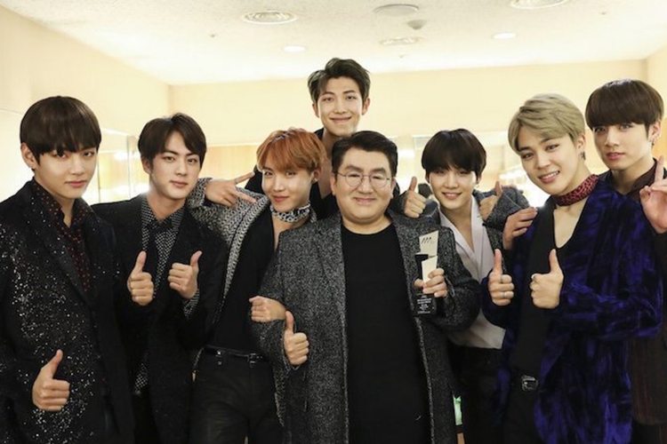 Boyband Kpop BTS dan CEO Big Hit Entertainment Bang Si Hyuk (tengah).