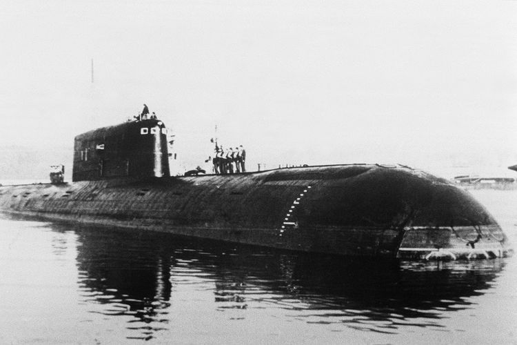 Foto tanpa tanggal yang menunjukkan kapal selam nuklir Uni Soviet, Komsomolets, sebelum tenggelam di perairan Norwegia pada 7 April 1989.