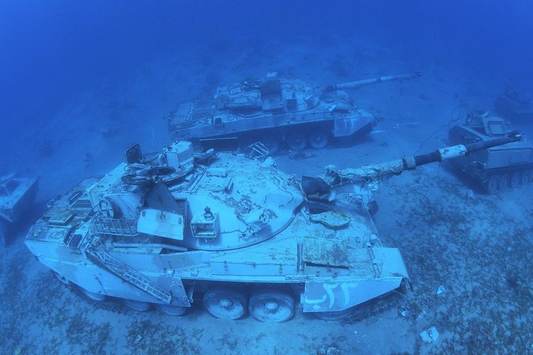 Sejumlah tank tempur milik militer Yordania yang ditenggelamkan untuk museum bawah laut di Laut Merah.