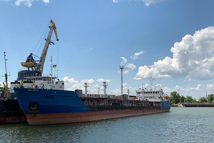 Foto bertanggal 25 Juli 2019, yang menunjukkan kapal tanker berbendera Rusia, Nika Spirit, yang ditahan Ukraina setelah memasuki pelabuhan Izmail di selatan Odessa.