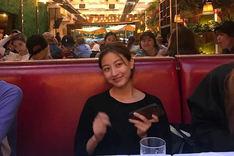 Jihyo TWICE mengunggah fotonya di sebuah restoran. Sosok yang mengenakan bucket hat di ujung kanan membuat warganet mengira itu adalah Kang Daniel, pacar Jihyo.