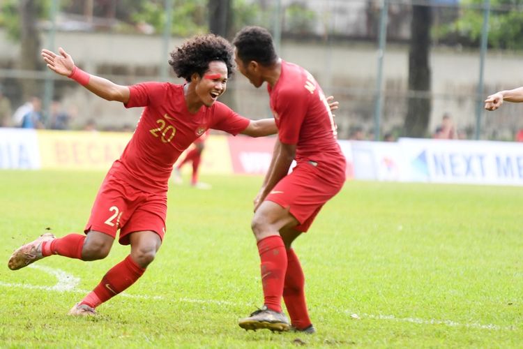 Pemain timnas U-18 Indonesia, Amiruddin Bagus Kahfi merayakan gol ke gawang Filipina pada kaga grup A Piala AFF U-18 di Stadion Binh Duong 2, Vietnam, Selasa (6/8/2019). Tampak pelipus Bagus harus diplester akibat terluka setelah sempat berbenturan dengan pemain lawan.
