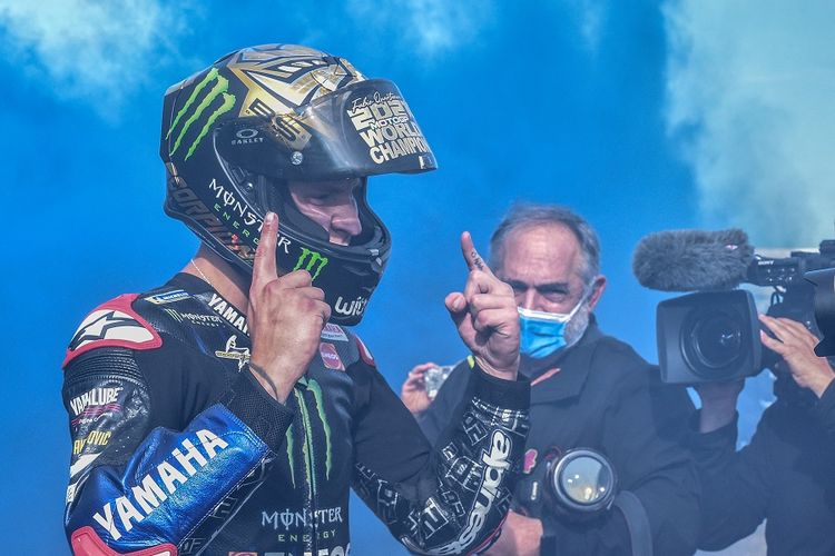 Pebalap Yamaha Fabio Quartararo mengenakan helm juara dunia saat berselebrasi usai memenangi gelar juara dunia MotoGP pada Grand Prix MotoGP Emilia-Romagna di Sirkuit Dunia Misano Marco-Simoncelli di Misano Adriatico, Italia, pada 24 Oktober 2021.