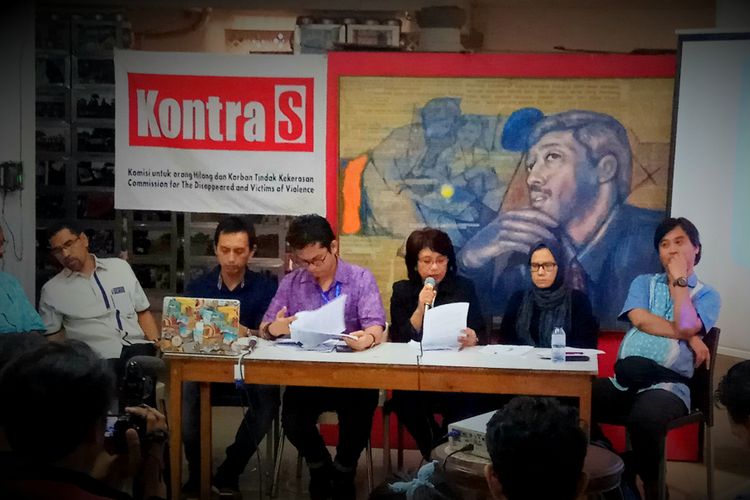 Istri mendiang aktivis HAM Munir Said Thalib, Suciwati bersama para pegiat HAM, dalam konferensi pers di Komisi untuk Orang Hilang dan Korban Tindak Kekerasan (Kontras), Kramat II, Jakarta Pusat, Rabu (16/8/2017).