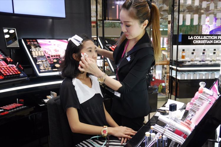 Make over di salah satu ritel Changi Airport Group, Shilla Beauty Loft Terminal 3 Bandara Changi, Singapura, Sabtu (20/1/2018). 