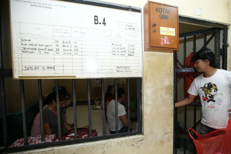 Pembagian makanan di ruang tahanan rutan Markas Kepolisian Daerah Metro Jaya, Jakarta, Rabu (14/2/2018). Aktris Jennifer Dunn yang ditangkap polisi terkait kasus penyalahgunaan narkoba ditahan di sini. 