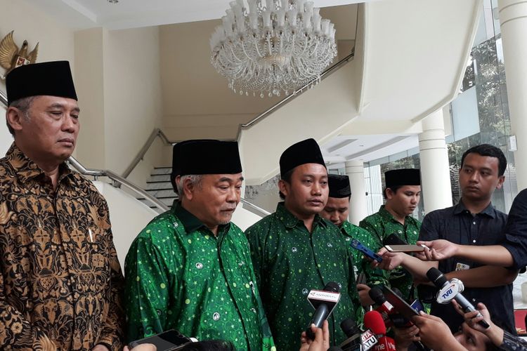 Wakil Ketua Umum Pimpinan Pusat Persatuan Guru Nahdlatul Ulama (Pergunu), Aris Ade Leksono (ketiga dari kiri), di Kantor Wakil Presiden RI, Jakarta, Selasa (13/3/2018). 