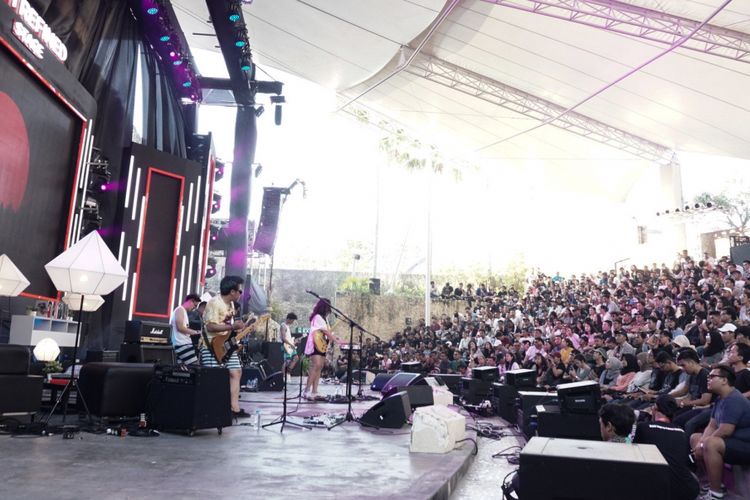 Para penonton menikmati sajian vokalis Danilla dan para pemusik pendukungnya di Slim Refine Stage, Garuda Wisnu Kencana (GWK), Badung, Bali, Minggu (9/9/2018). 