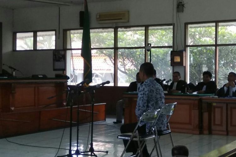 Mantan Kalapas Klas I Sukamiskin tengah duduk di kursi pesakitan mendengarkan surat dakwaan yang tengah dibacakan Jaksa Penuntut Umum Komisi Pemberantasan Korupsi Sidang di ruang 1 Pengadilan Negeri Klas 1A Khusus Bandung, Kota Bandung, Jawa Barat, Rabu (5/12/2018). 